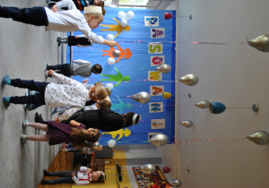 Dzieci bawią się srebrnymi balonikami. Ujęcie 4